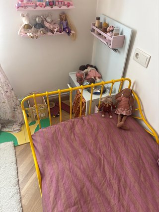 Cama infantil amarilla IKEA