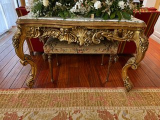 Mesa consola dorada estilo clásico mármol