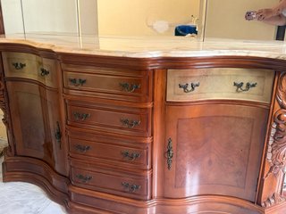 Aparador y espejo de madera con mármol