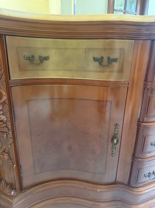 Aparador y espejo de madera con mármol