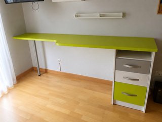 Dormitorio juvenil verde, blanco y gris