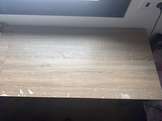 Escritorio de madera y metal