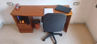 Mesa y silla de escritorio madera color caoba.