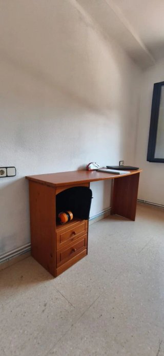 Mesa y silla de escritorio madera color caoba.