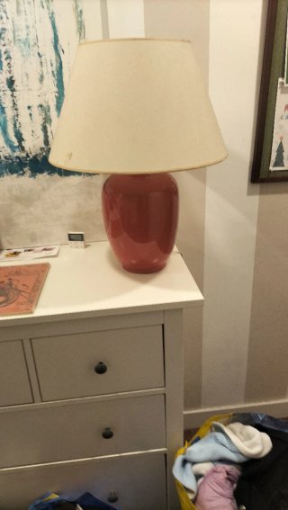 Cómoda beige estrecha con detalles rojos
