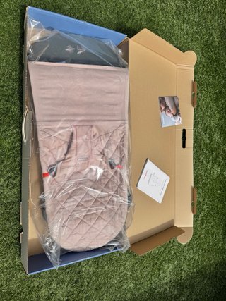 Hamaca BabyBjörn rosa. Incluye funda invierno