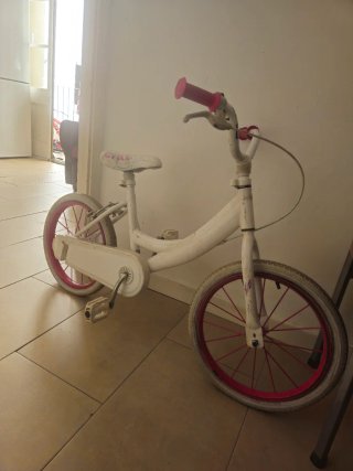 Bicicleta infantil blanca y rosa