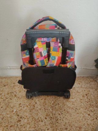 Mochila Totto con ruedas y diseño colorido
