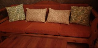 Sofá y butaca de madera maciza.