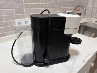 Cafetera Nespresso Negra y Blanca