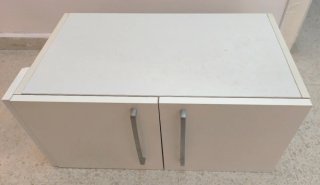 Mueble cocina sobre frigorífico blanco