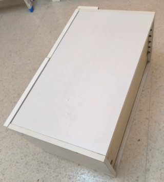 Mueble cocina sobre frigorífico blanco