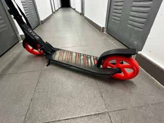 Patinete con ruedas rojas Oxelo