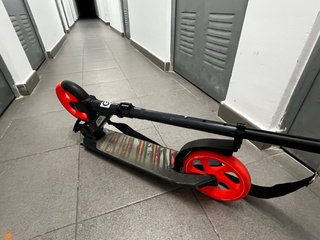 Patinete con ruedas rojas Oxelo