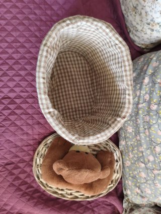 Cesta de mimbre con forro de tela