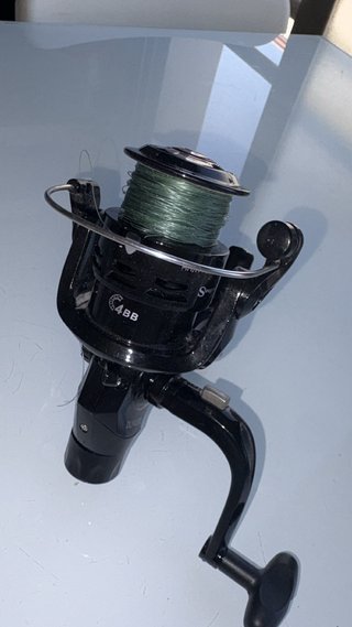 Carrete de pesca negro