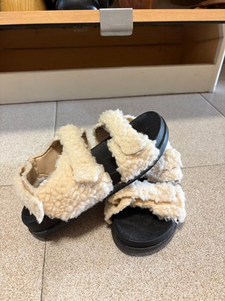 Sandalias ASOS DESIGN borreguillo crema/negro