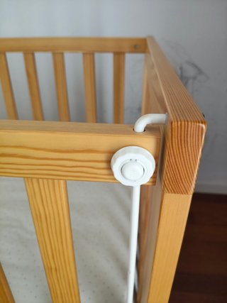 Cuna colecho madera con ruedas y frenos.