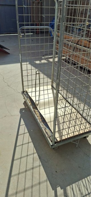 Carro jaula metálico con base de madera