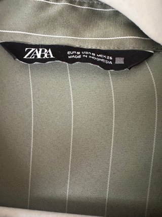 Blusón largo satinado Zara verde rayas