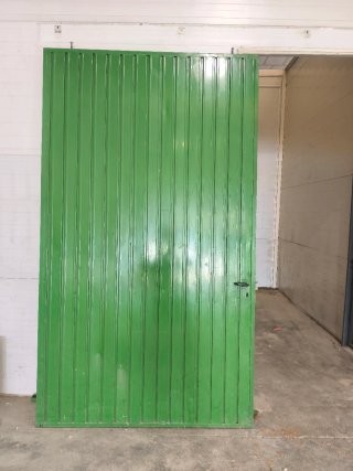 Puerta corredera metálica verde