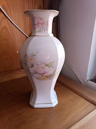 Jarrón de porcelana con flores. No tiene marca.