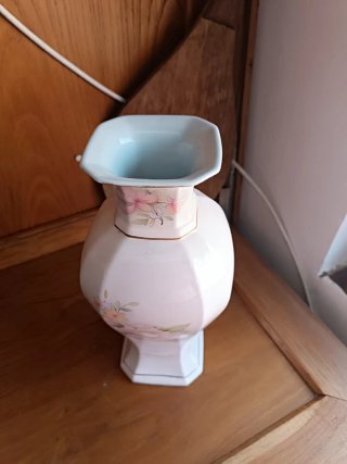 Jarrón de porcelana con flores. No tiene marca.