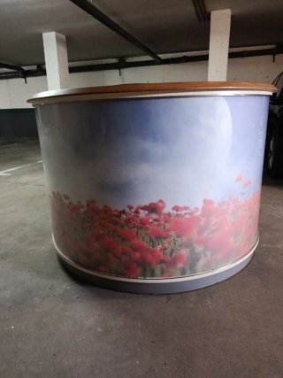 Mostrador curvo con diseño de amapolas