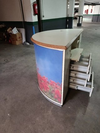 Mostrador curvo con diseño de amapolas