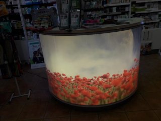 Mostrador curvo con diseño de amapolas