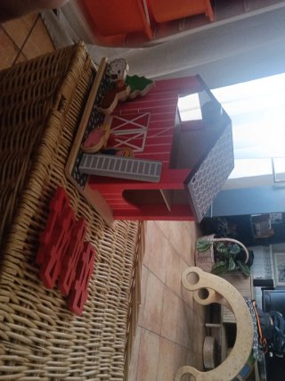 Granja de madera con animales y granjero