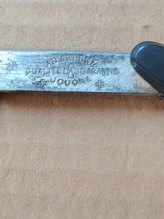 Antigua navaja de afeitar en su estuche