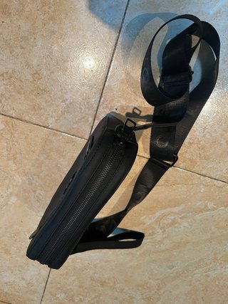 Riñonera Negra Estilo LV