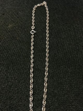 Cadena de plata estilo eslabones.