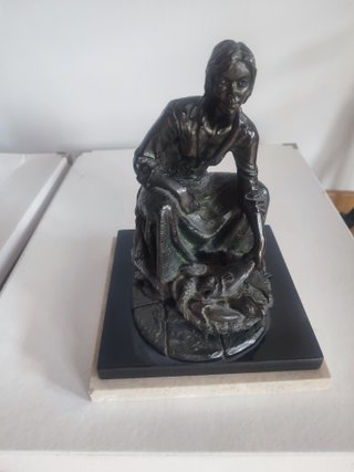 Escultura Mujer Vendedora de Pescado