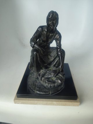 Escultura Mujer Vendedora de Pescado