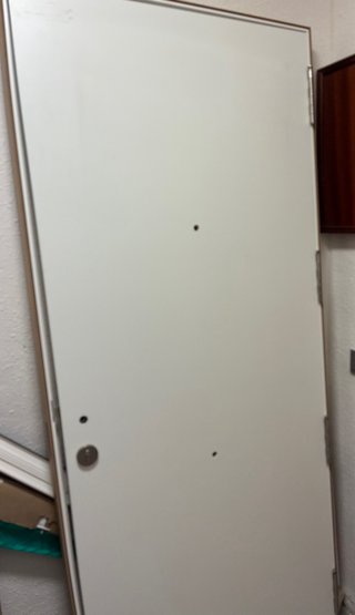 Puerta blindada blanca derecha