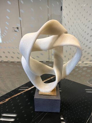 2 Esculturas Modernas Mármol Blanco y Dorado