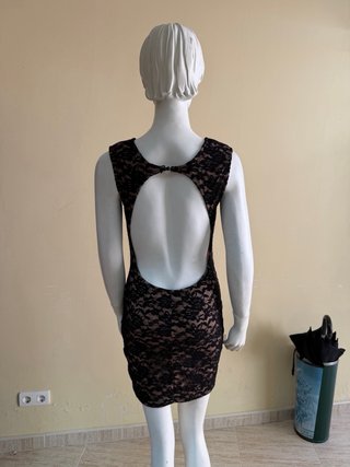 Vestido negro midi encaje ajustado