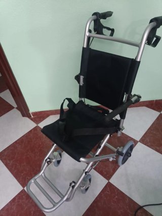 Silla de ruedas plegable para interiores