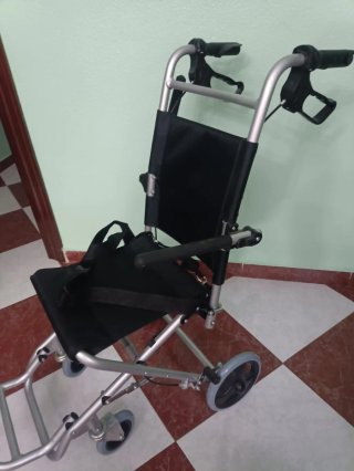 Silla de ruedas plegable para interiores