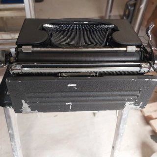 Máquina de escribir antigua hispano olivetti