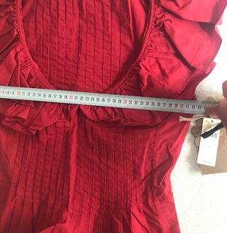 Blusa top rojo con volante de Anthropologie, XS