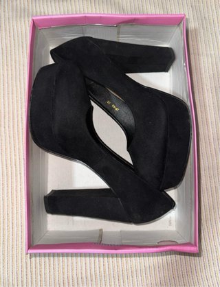 Tacones negros de efecto terciopelo con tacón alto
