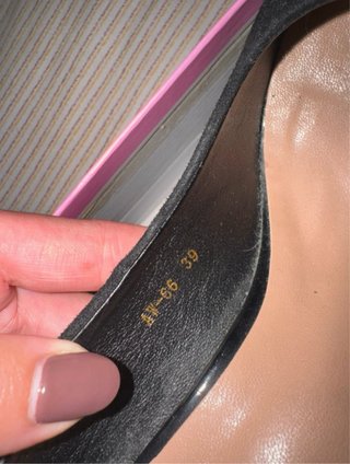 Tacones negros de efecto terciopelo con tacón alto