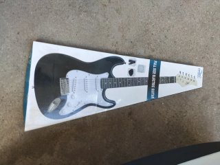 Guitarra Eléctrica Negra y Amplificador