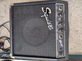 Guitarra Eléctrica Negra y Amplificador
