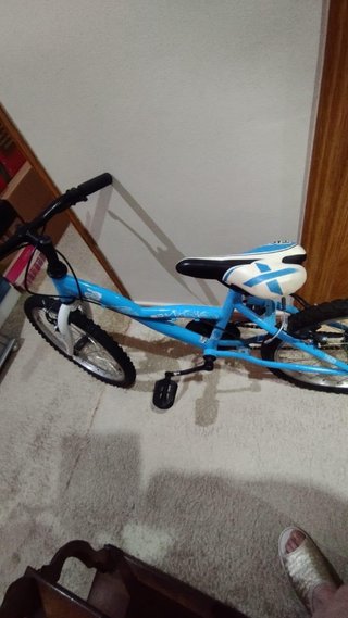 Bicicleta infantil azul + casco de bici