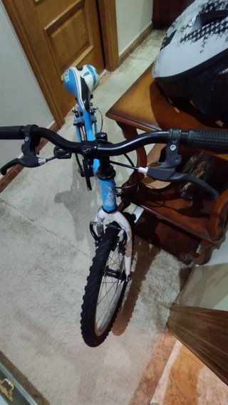 Bicicleta infantil azul + casco de bici