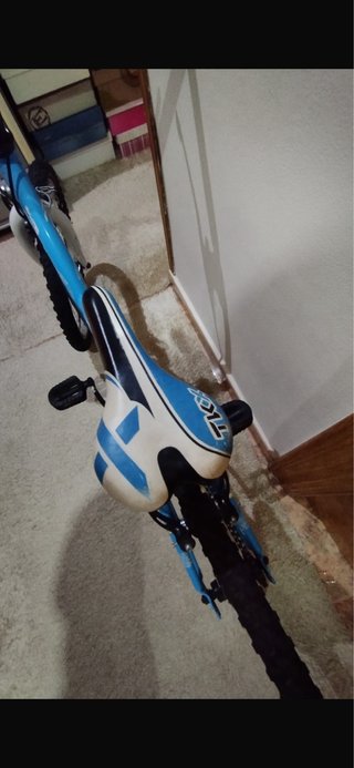 Bicicleta infantil azul + casco de bici